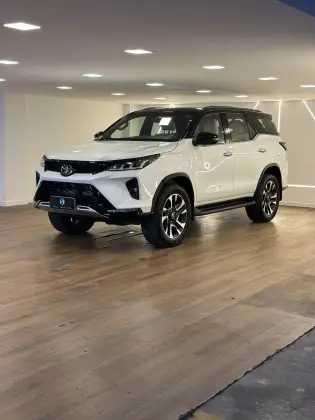 TOYOTA HILUX SW4 2024