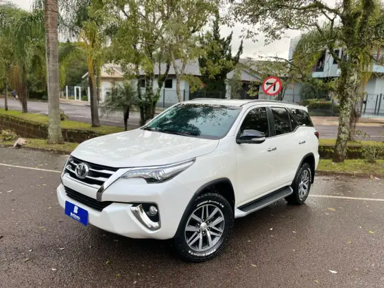 TOYOTA HILUX SW4 2017