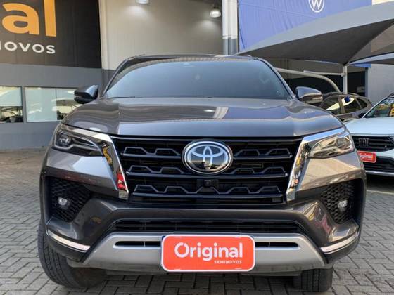 TOYOTA HILUX SW4 2024