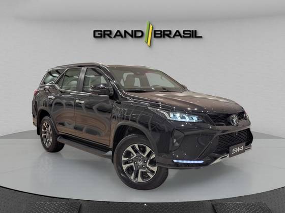 TOYOTA HILUX SW4 2025