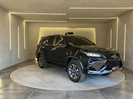 TOYOTA HILUX SW4 2023