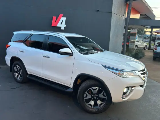 TOYOTA HILUX SW4 2019