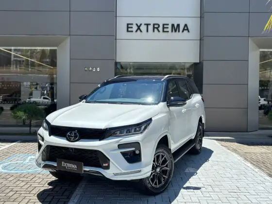 TOYOTA HILUX SW4 2024