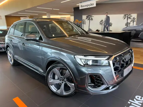 AUDI Q7 2025
