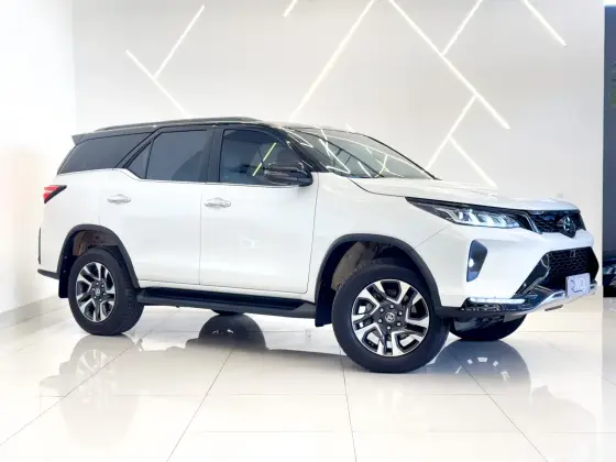 TOYOTA HILUX SW4 2024