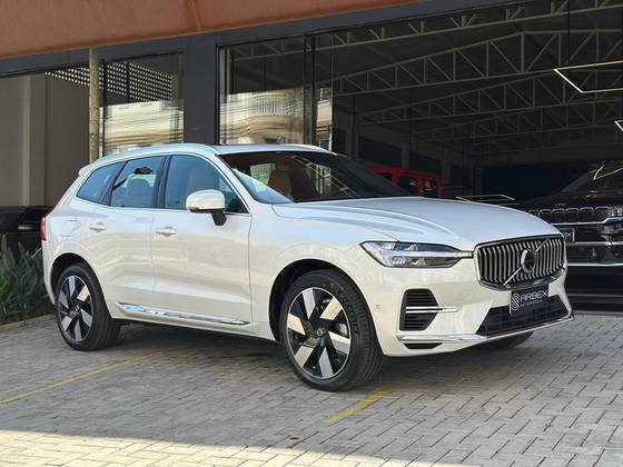 VOLVO XC60 2025