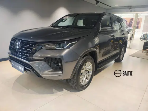 TOYOTA HILUX SW4 2023