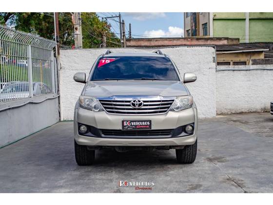 TOYOTA HILUX SW4 2015