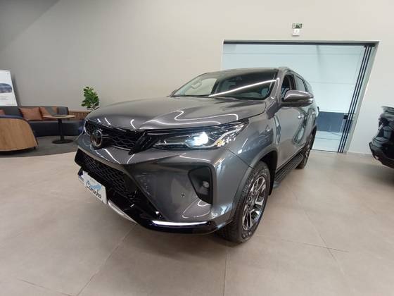 TOYOTA HILUX SW4 2025